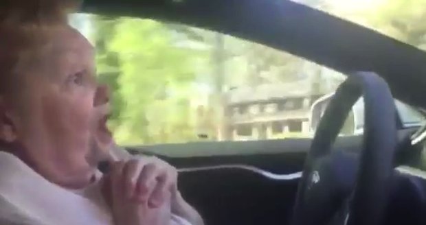 Řvoucí babička v autě pobavila internet.