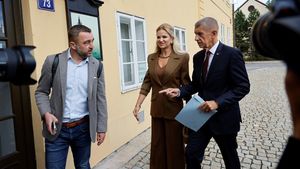 Babiš s Monikou u voleb: „Usmívej se,“ nabádal manželku a šil do Hřiba Babiš s Monikou u voleb: „Usmívej se,“ nabádal manželku a šil do Hřiba
