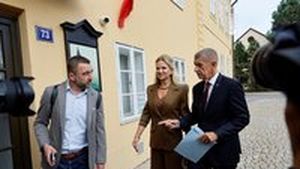 Babiš s Monikou u voleb: „Usmívej se,“ nabádal manželku a šil do Hřiba Babiš s Monikou u voleb: „Usmívej se,“ nabádal manželku a šil do Hřiba