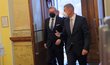Premiér v demisi Andrej Babiš (ANO) vítá designovaného premiéra Petra Fialu (ODS) během příchodu do Strakovy akademie (30. 11. 2021)
