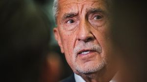 Babiš zase „šetří“ peněženky řidičů. Zázraky u benzínek ale nečekejte Babiš zase „šetří“ peněženky řidičů. Zázraky u benzínek ale nečekejte