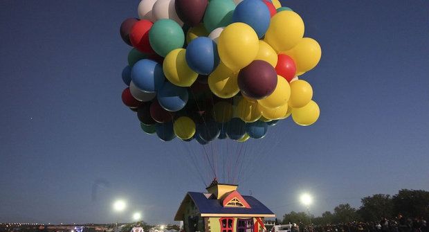 Domek vynesly do oblak nafukovací balónky