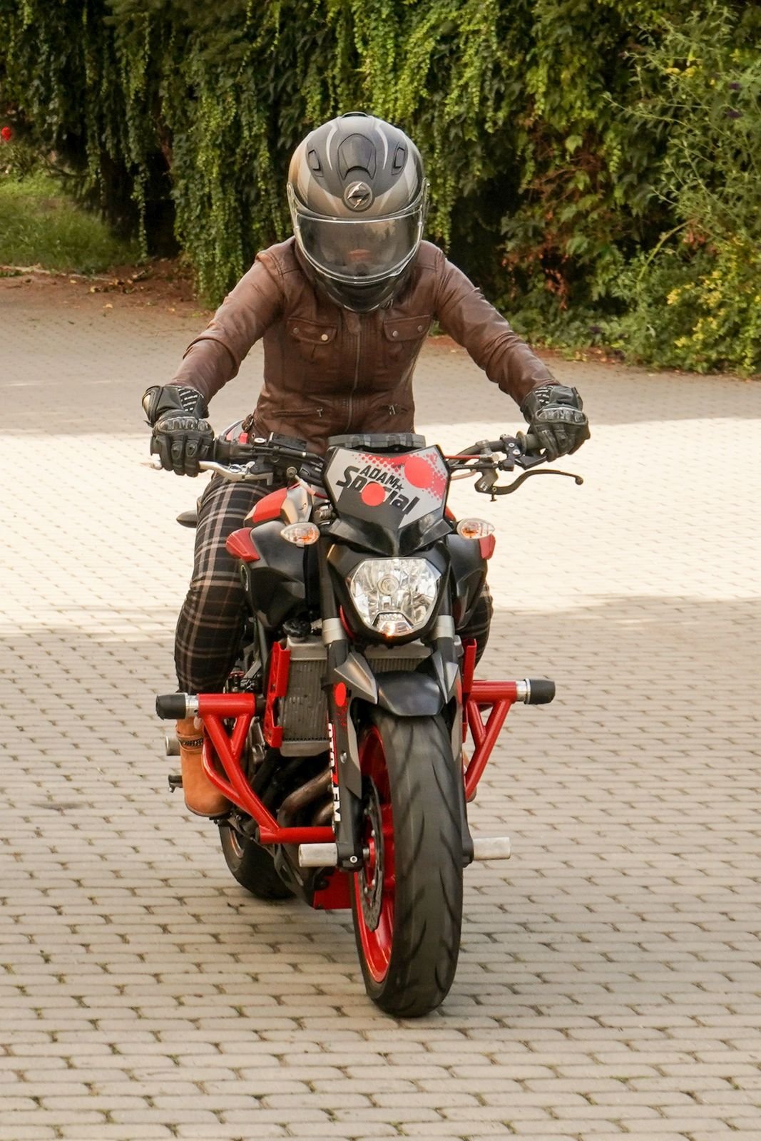 Na motorku usedla místo herečky kaskadérka.