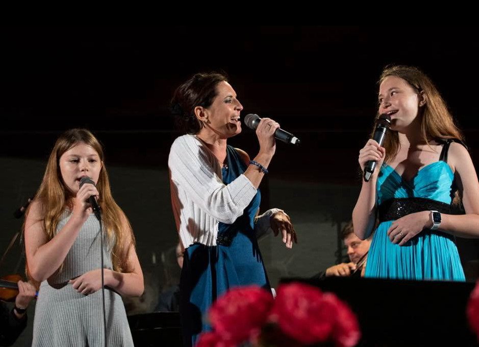 Bára Kodetová s dcerami Violetou (vpravo) a Sophií na narozeninovém koncertě