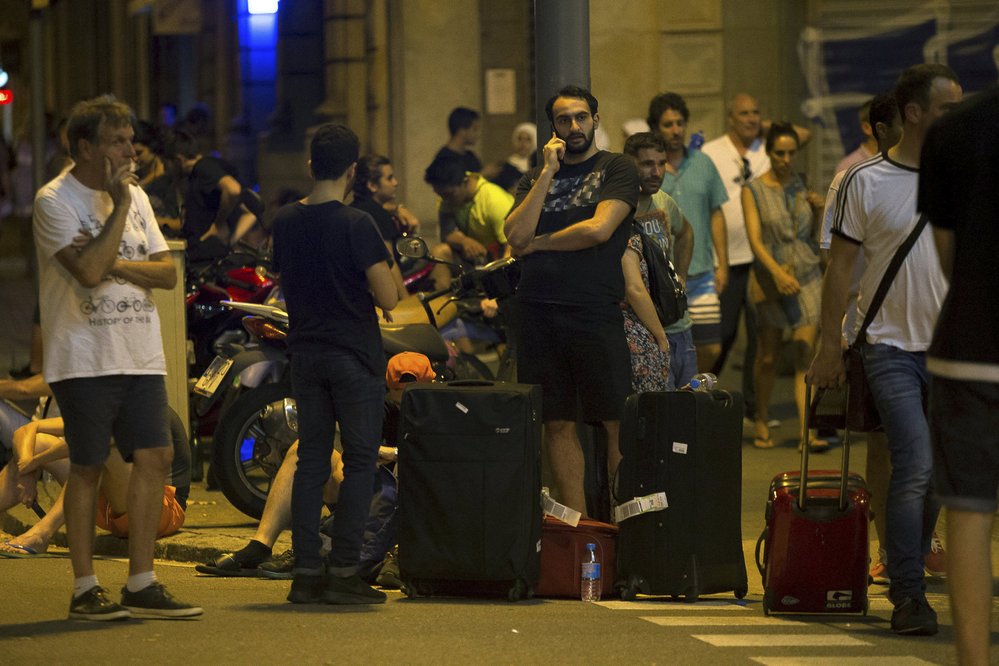 Po Barceloně další teror. Do Španělů v noci najelo auto s výbušninami.