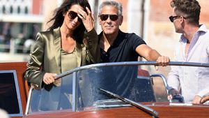 Barva podzimu podle Amal Clooney. Proč vám olivová bude slušet víc než si myslíte