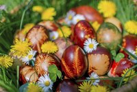 Kouzla s přírodními barvami: V GALERII uvidíte, čím snadno obarvit velikonoční vajíčka