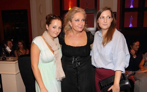Bára Basiková má s prvním manželem Petrem Basikou, za svobodna Jíchou, dcery Annu a  Marii. Dvojčata se narodila v roce 1992.