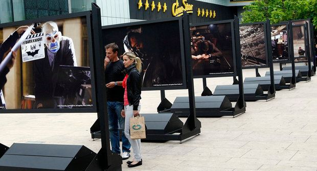 Batman je v Praze, vystavuje se přímo na ulici a bude mít speciální projekce