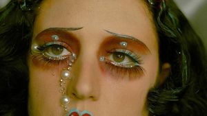 BEAUTY NEWS: Filmové scény se mění v insane makeup looks a Victoria’s Secret přináší pořádnou dávku třpytek BEAUTY NEWS: Filmové scény se mění v insane makeup looks a Victoria’s Secret přináší pořádnou dávku třpytek