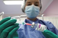 První dávka AstraZeneky, druhá od Pfizeru? „Mixování“ vakcín přináší naději při výpadcích