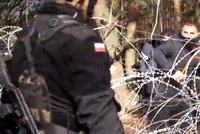 Prolomili plot! Nápor Lukašenkových migrantů na polské hranici sílí, strážníci je pochytali