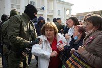 „Kde je naše Máša?“ Stovky žen v Bělorusku spílaly Lukašenkovi, policie jich desítky zatkla
