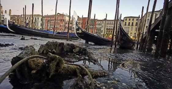 Benátky ukázaly dno. Nízká hladina vody vzala městu veškerou romantiku