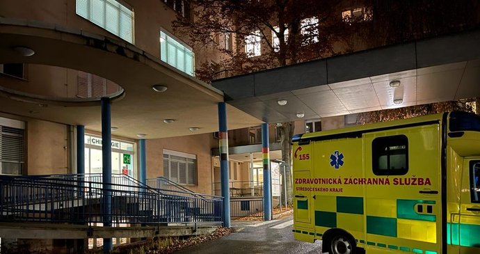 Ozbrojený pacient ohrožoval zdravotníky v benešovské nemocnici: Policie ukázala, jak ho zadržela!