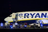 Letadlo Ryanairu nečekaně neplánovaně přistálo v Berlíně. Prohlídka zavazadel kvůli bombě?