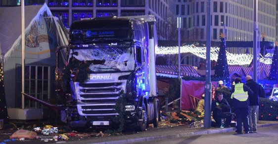 Teror na vánočních trzích v Berlíně. Útočník najel náklaďákem do davu a zabil nejméně 9 lidí