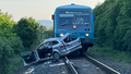 Tragédie v Berouně: Jeden mrtvý a dva těžce zranění po srážce auta s vlakem.