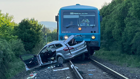 Tragédie v Berouně: Jeden mrtvý a dva těžce zranění po srážce auta s vlakem