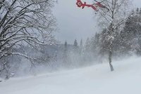 Muže zavalil strom, další uklouzl na chatě: Do sněhem zasypaných Beskyd vzlétal vrtulník