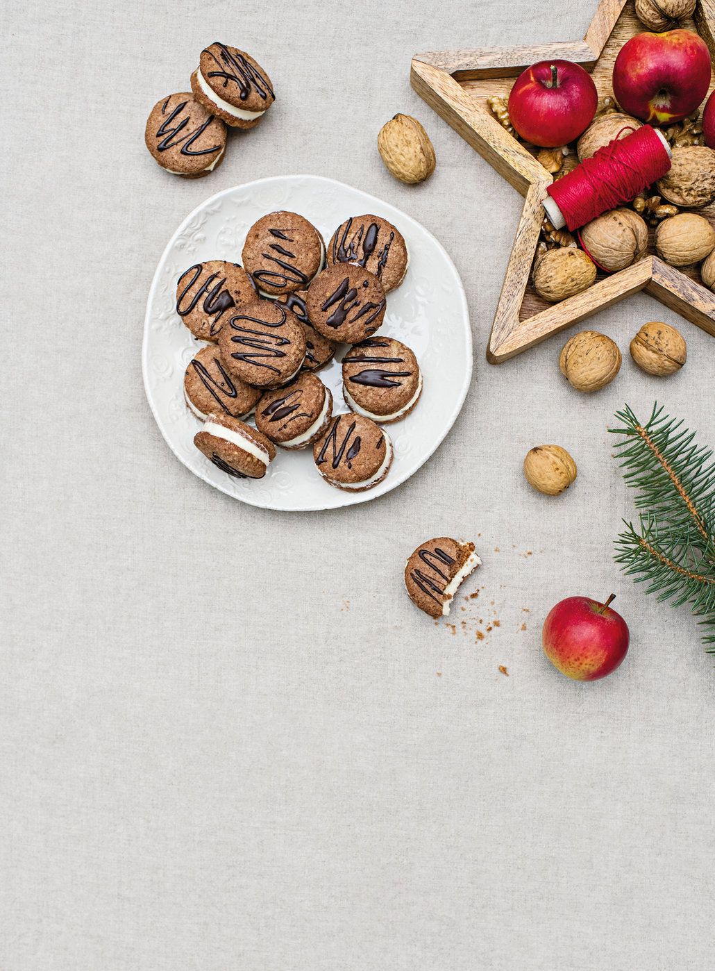Ořechová kolečka s lahodným vanilkovým krémem budou hitem letošních Vánoc i pro ty, kteří bezlepkovou dietu držet nemusí