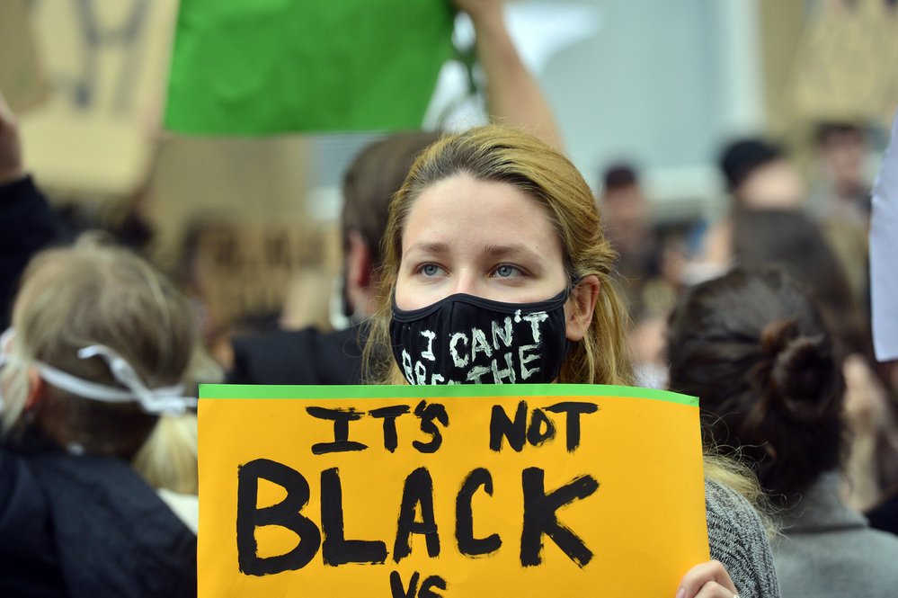 V Praze protestovaly stovky lidí proti policejnímu násilí,rasismu