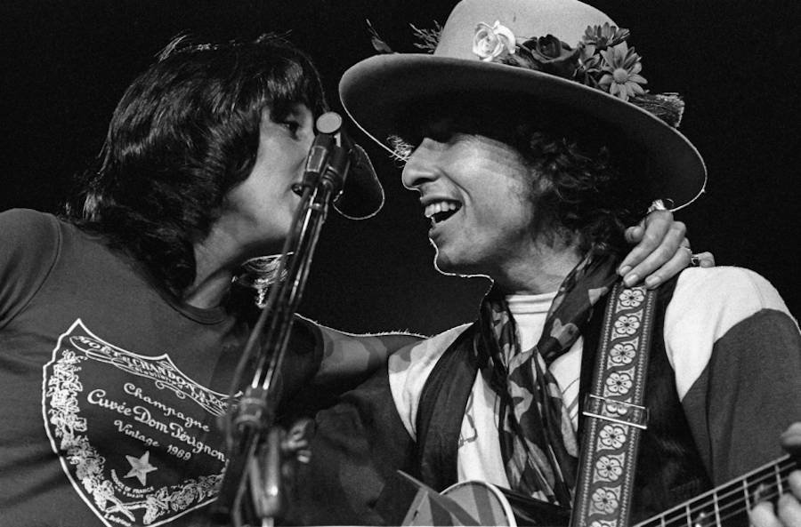 Fotografie Boba Dylana z backstage tour Rolling Thunder