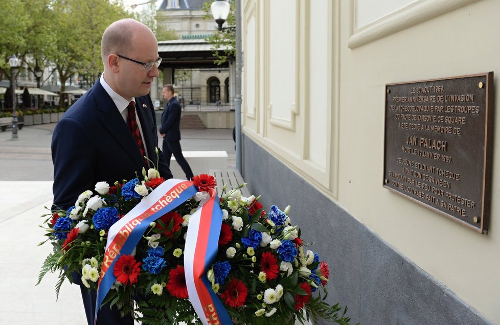 Sobotka v Lucembursku: Premiér položil květiny k Palachově desce
