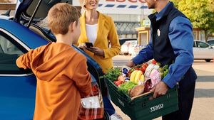 Boj o prodejny Tesco začíná. Kdo je koupí? Zájem má tahle konkurenční trojice