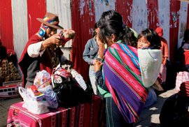 Alasitas: Populární bolivijský svátek, při kterém se dychtivě nakupují miniatury…