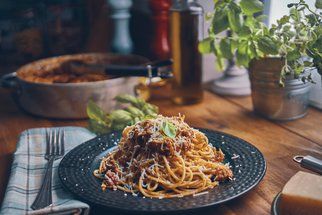 Zdravé těstoviny: Boloňské špagety, pesto i těstovinový salát s lososem