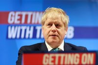 Johnson vyzval Čínu, aby odsoudila Rusy. Sám sklízí kritiku za přirovnání invaze k brexitu
