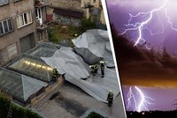 Českem se prohnaly prudké bouřky: Vítr strhl v Praze střechu a déšť zaplavil divadlo