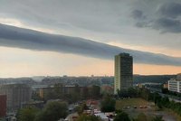 Unikátní jev nad Prahou: Bouřku provázel roll cloud, kilometry dlouhý oblak