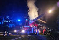 Hasiči likvidovali požár rodinného domu na Liberecku: Majiteli se naštěstí podařilo včas uprchnout