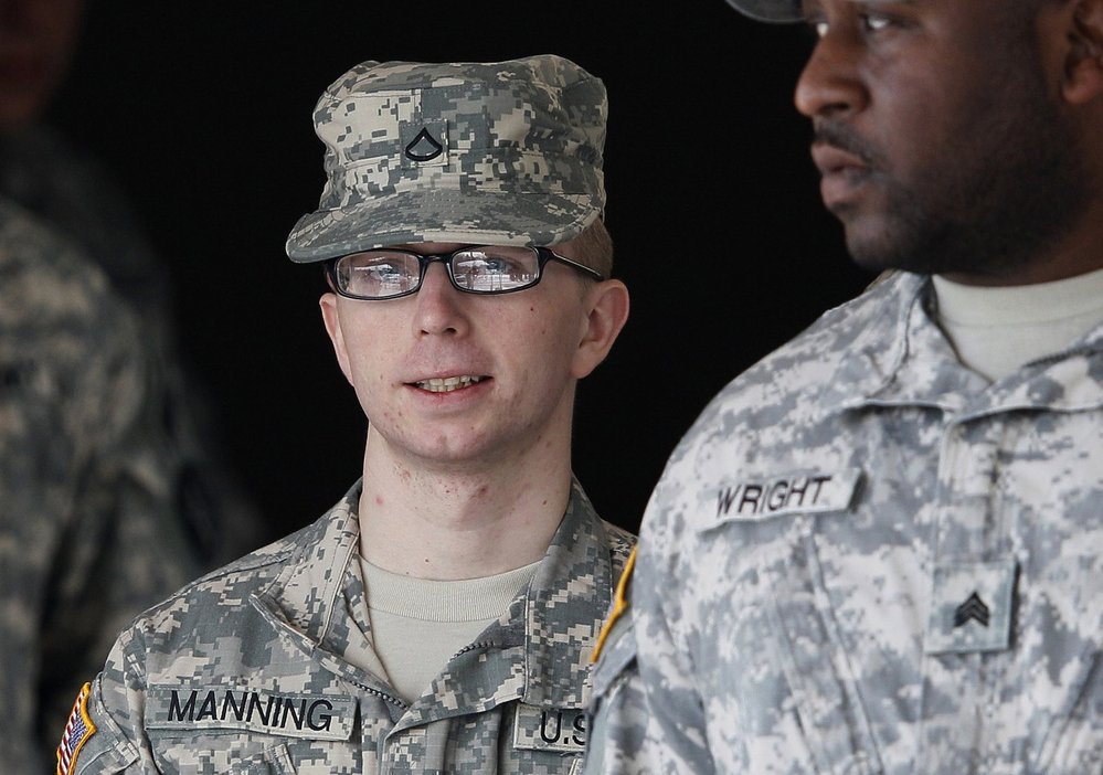 Bradley Manning poskytl Wikileaks něuvěřitelné množství tajných materiálů, které jako voják ukradl. Dnes je ve vězení, kde podstoupil změnu pohlaví a jména na Chelsea.