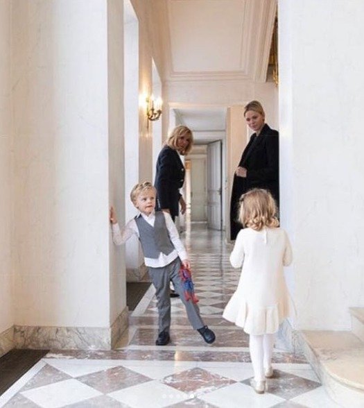 Monacká kněžna Charlene i s tříletými dvojčaty navštívila Elysejský palác. Hostila je Brigitte Macronová.