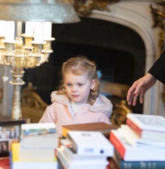 Monacká kněžna Charlene i s tříletými dvojčaty navštívila Elysejský palác. Hostila je Brigitte Macronová.