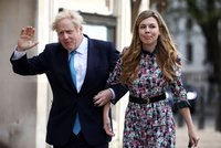 Britský premiér potřetí v chomoutu: Johnson si během tajné svatby vzal svou „vydřičku“
