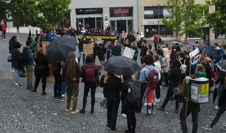FOTOREPORTÁŽ: Lidé v Brně demonstrovali za solidaritu s americkými protestujícími