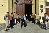 Rušno před magistrátem v Brně: Demonstrují za uprchlíky a proti vyvlastnění pozemků