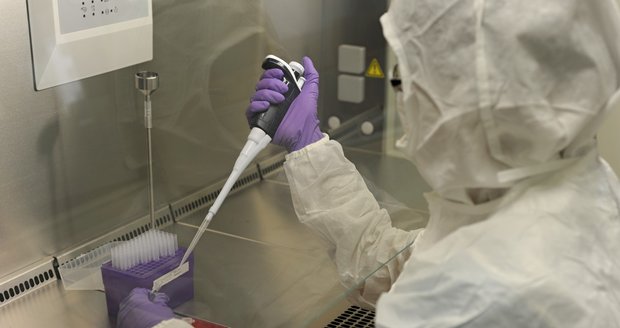 Docentka Irena Koutná u peptivátoru při testování získané buněčné imunity proti koronaviru.