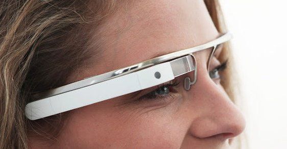 Zahoďte mobily. Google představil brýle, které propojí svět s kyberprostorem