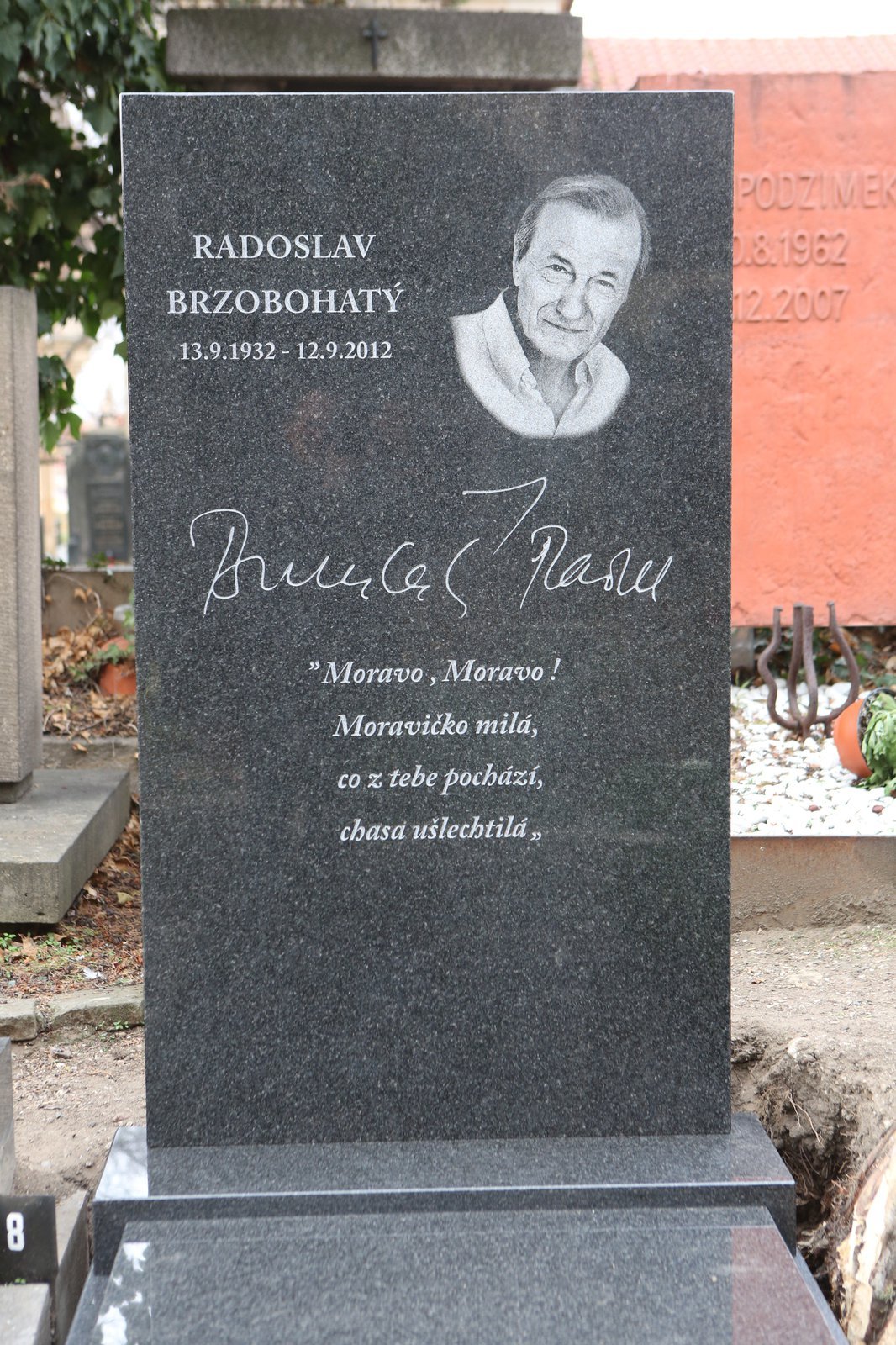 Hrob herce Radoslava Brzobohatého, který zemřel 12. 9. 2012 na cévní příhodu.