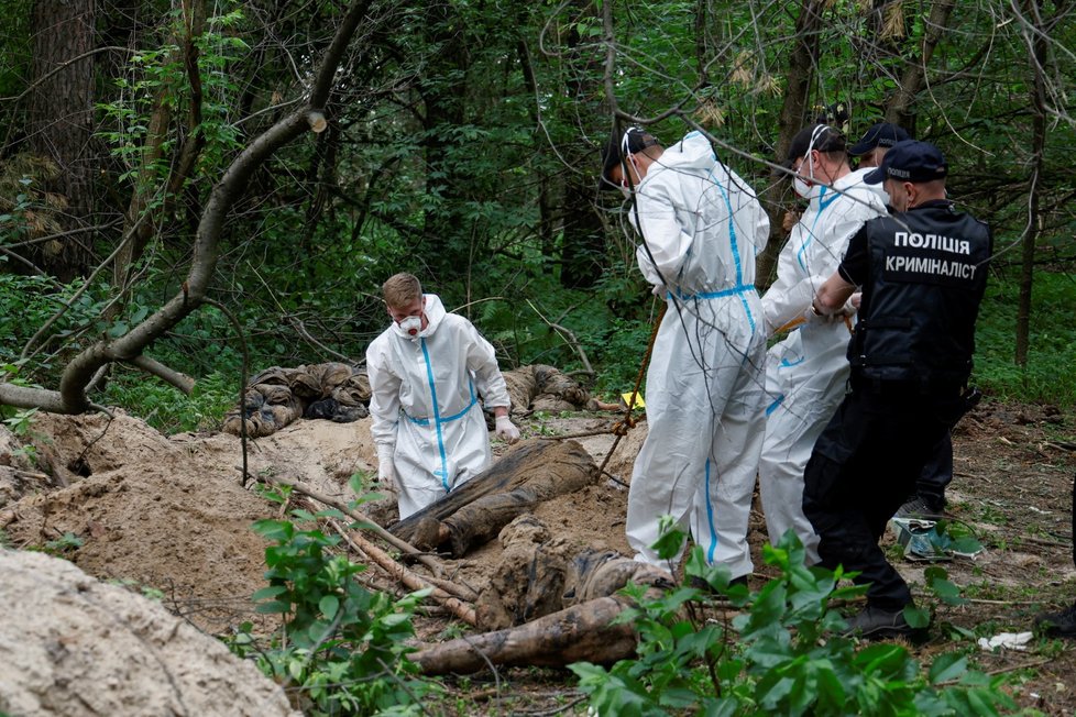 V Buče probíhá exhumace těl z hromadných hrobů (13.6.2022).