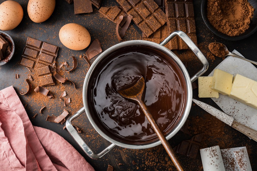 Čokoládovou polevou snadno ozdobíte roládu, bábovku i buchtu na plech