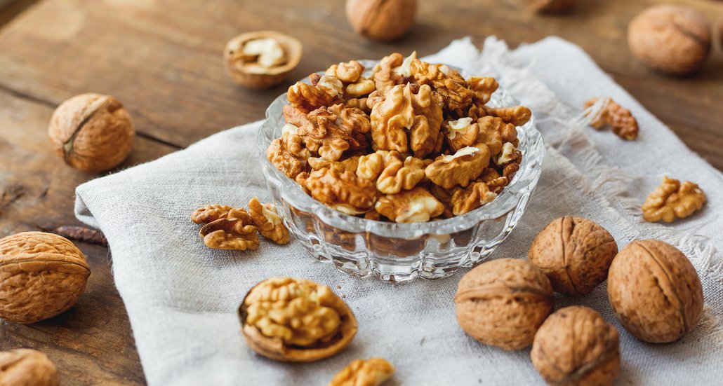 Vlašské ořechy se výtečně hodí jak na přípravu náplně, tak sladké drobenky