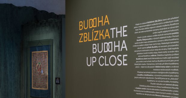 Ve Valdštejnské jízdárně je k vidění výstava Buddha zblízka