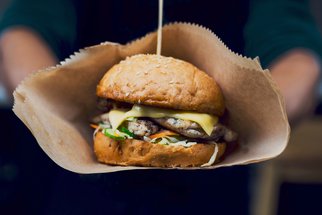 Za nejlepšími burgery z pop-upu na F.O.O.D. piknik: Bez čeho se správný dvouručák neobejde?