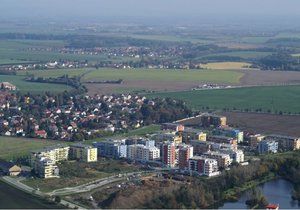 Aerial view of Čakovice from 2014. North of them, the now defunct village of Tryskovice was located in the Middle Ages.